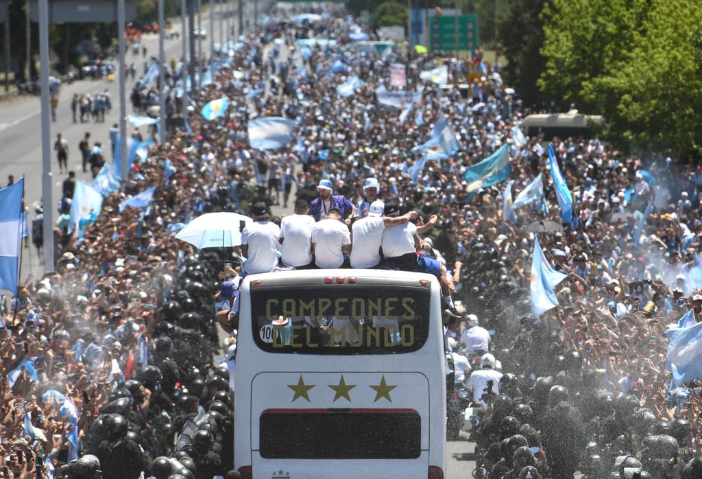 Die argentinischen Weltmeister fahren mit einem Doppeldecker-Bus durch Buenos Aires.