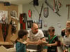 Erzieher Hannes Raschke erklärt den Kindern in der Werkstatt, wie sie etwas aus Holz gestalten können. 