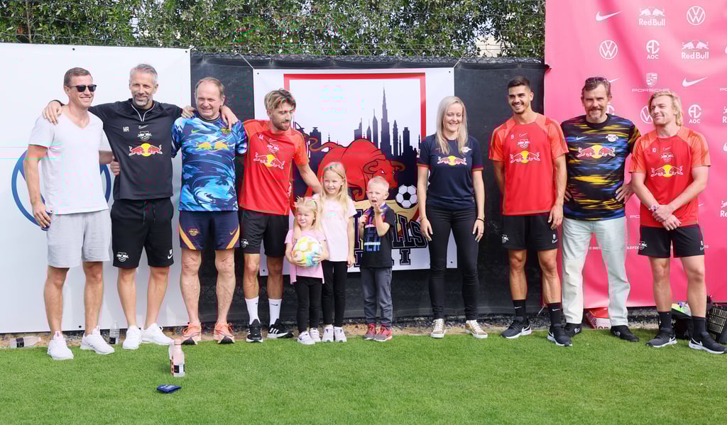 Die Mitglieder der "Desert Bulls" mit Trainer Rose und den Spielern Kampl, Silva, Forsberg (v.l.)