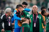Mexikos Hector Moreno (M) und Torhüter Alfredo Talavera umarmen sich nach dem Spiel gegen Saudi-Arabien.