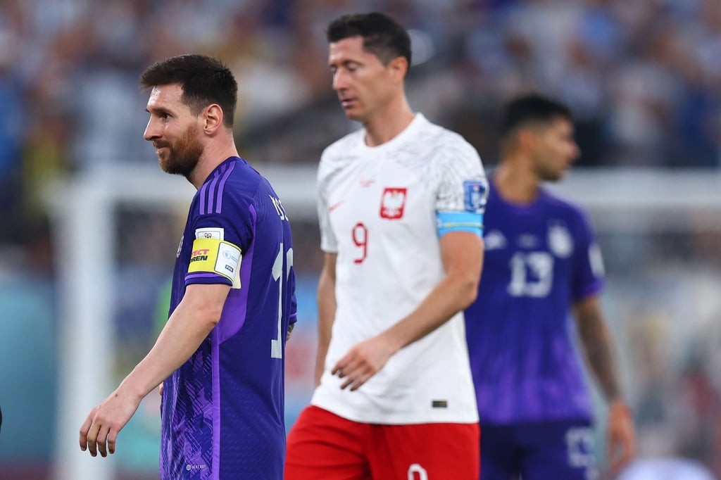 Beide sind weiter: Argentiniens Lionel Messi (l) und Polens Robert Lewandowski im letzten Gruppenspiel.