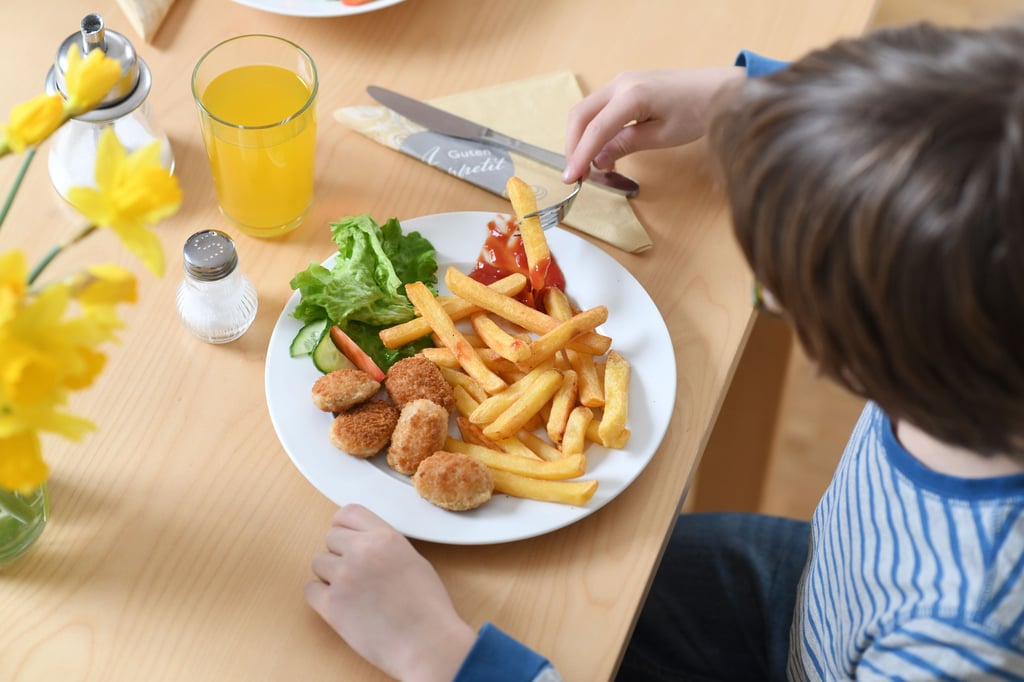 Als es in einer Kita in Chemnitz in Sachsen Pommes und Chicken Nuggets zum Mittagessen gab und davon ein Foto auf Twitter veröffentlicht wurde, hat dies einen Shitstorm ausgelöst.