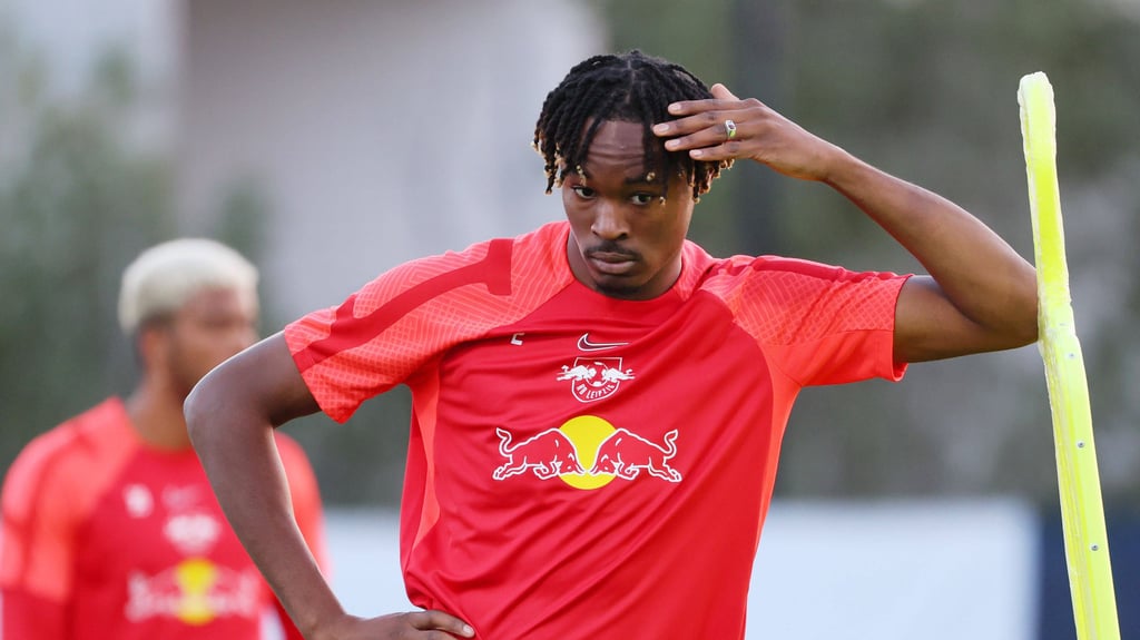 Mohamed Simakan im Trainingslager in Abu Dhabi.