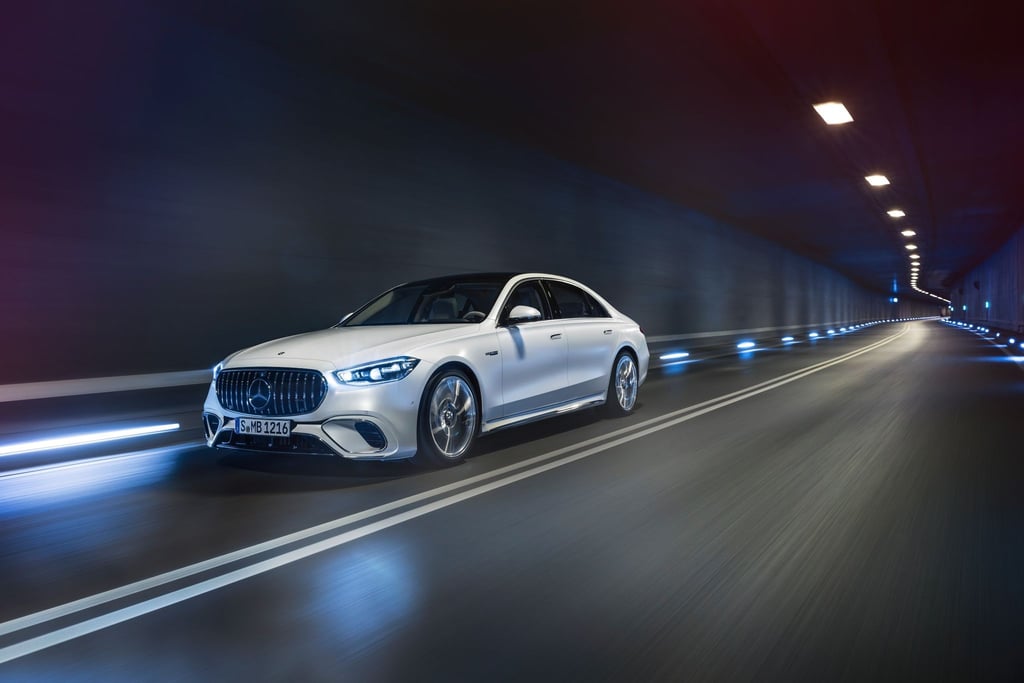 Kraftprotz: Wer sich bislang zwischen Luxuslimousine und den Fahrleistungen eines Sportwagens entscheiden musste, hat eine Sorge weniger. Der neue Mercedes-AMG S 63 vermag durchaus beides zu bieten - entsprechendes Kapital vorausgesetzt.