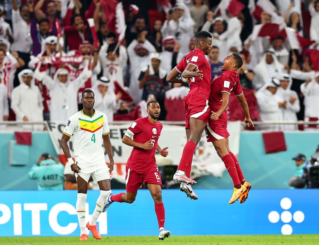 Katars Mohammed Muntari (2.v.r) jubelt mit Pedro Miguel nach seinem Tor zum 1-2 gegen den Senegal.
