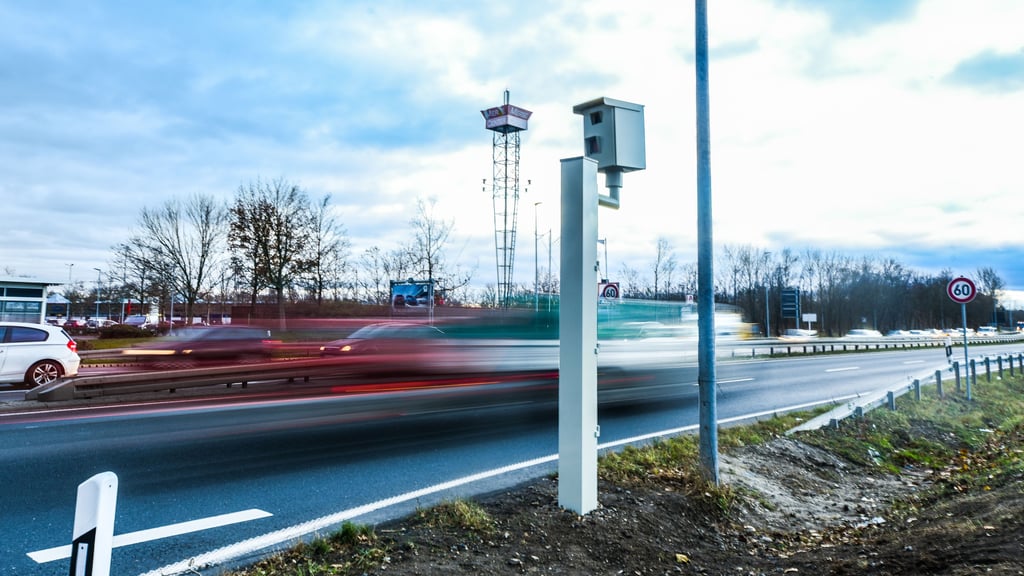 Einer der Blitzer an der Kreuzung B91/Querfurter Straße in Merseburg: Mit den neuen Rotlichtblitzern wurden 2022 viele Verkehrssünder ertappt.