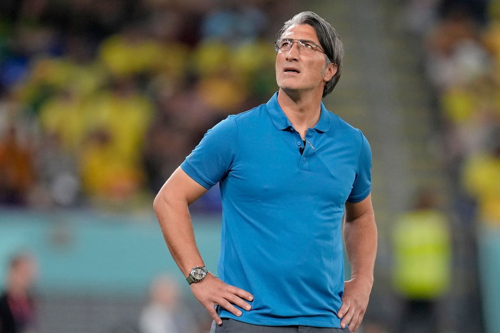 Der Schweizer Cheftrainer Murat Yakin beobachtet das Geschehen.