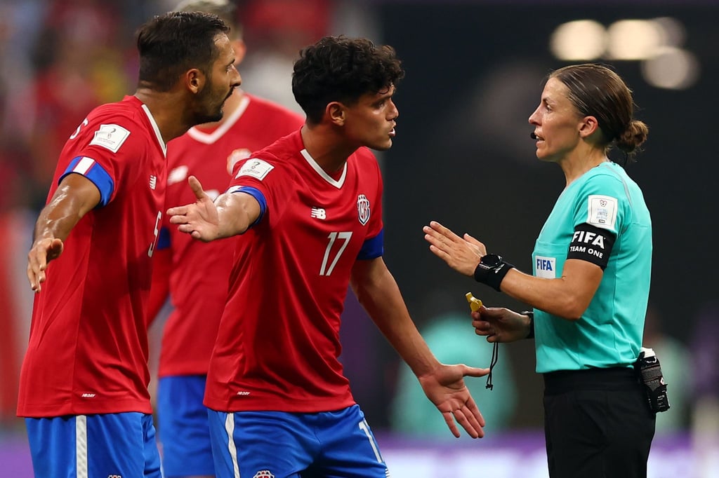 Die französische Schiedsrichterin Stephanie Frappart spricht mit Costa Ricas Celso Borges (l) und Yeltsin Tejeda (M).