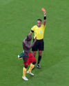 Schiedsrichter Ismail Eifath zeigt Kameruns bereits verwarntem Torschützen Vincent Aboubakar für das Trikotausziehen die Gelb-Rote Karte.
