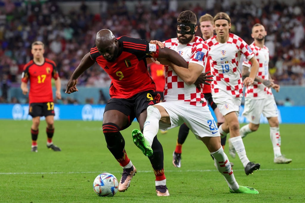 Kroatiens Abwehr mit ihm ist kaum zu überwinden: Josko Gvardiol (r) verteidigt mit vollem Körpereinsatz gegen Belgiens Romelu Lukaku.