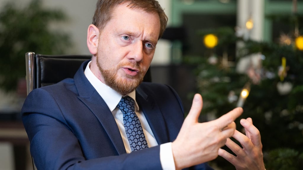 Michael Kretschmer (CDU), Ministerpräsident von Sachsen, spricht in seinem Büro in der Sächsischen Staatskanzlei.