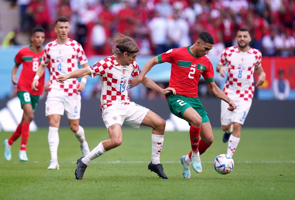 Borna Sosa (2.v.l.) in Aktion für Kroatien im Spiel gegen Marokko.