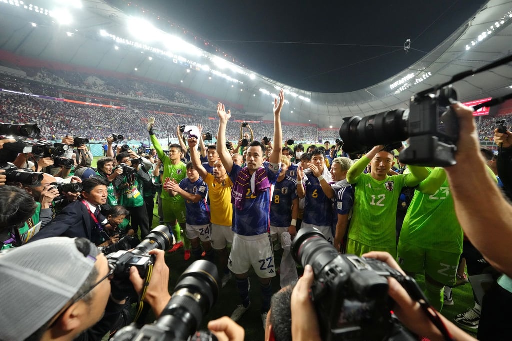 Noch lange nach dem Abpfiff feiert Japans Nationalmannschaft den Sieg gegen Spenien und Einzug ins WM-Achtelfinale.