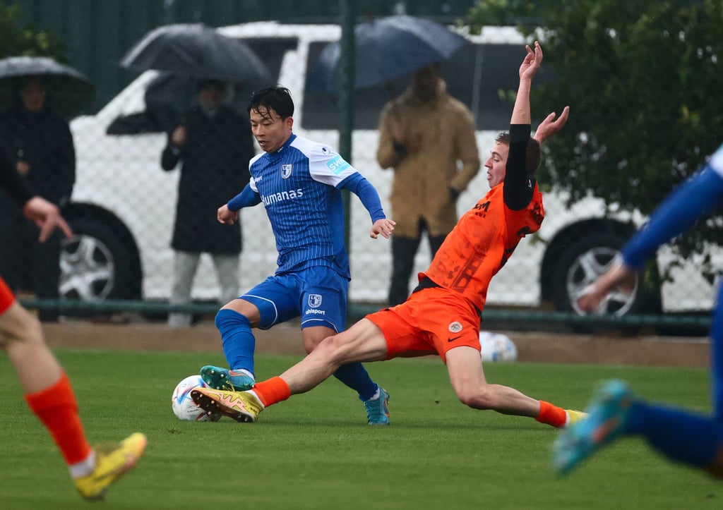 Tatsuya Ito vom 1. FC Magdeburg kämpft gegen den anhaltenden Regen beim Testspiel gegen den polnischen Erstligisten Zaglebie Lubin an. Das war Tag 7.