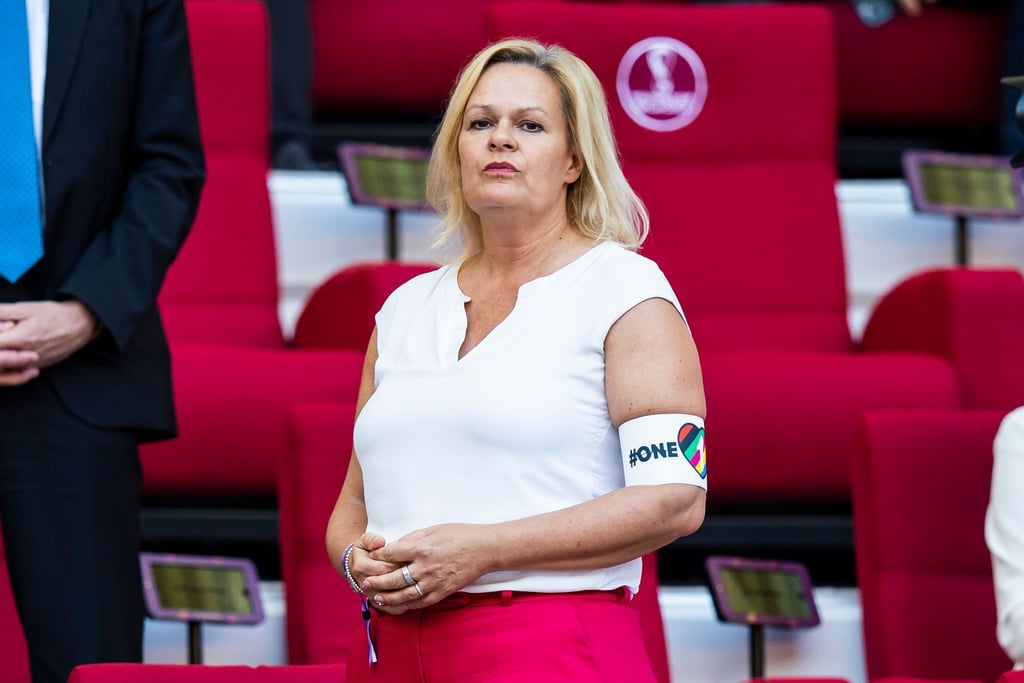 Bundesinnenministerin Nancy Faeser mit der „One Love“-Binde bei der WM in Katar.