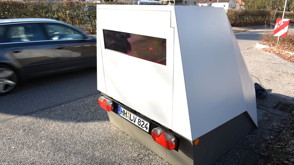 Mit einem mobilen Blitzautomaten wie auf diesem Agenturfoto hat die Weißenfelser Autobahnpolizei Anfang Januar die Geschwindigkeit von mehr als 126.000 Fahrzeugen auf der A9 gemessen.