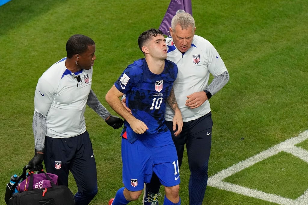 US-Spieler Christian Pulisic (M) wird verletzt vom Platz getragen.
