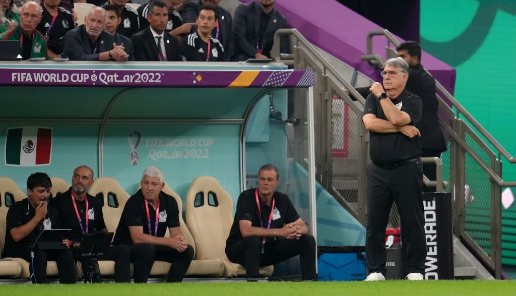 Mexikos Trainer Gerardo Martino (r) hatte nach dem Spiel gegen Saudi-Arabien seinen Abschied angekündigt.