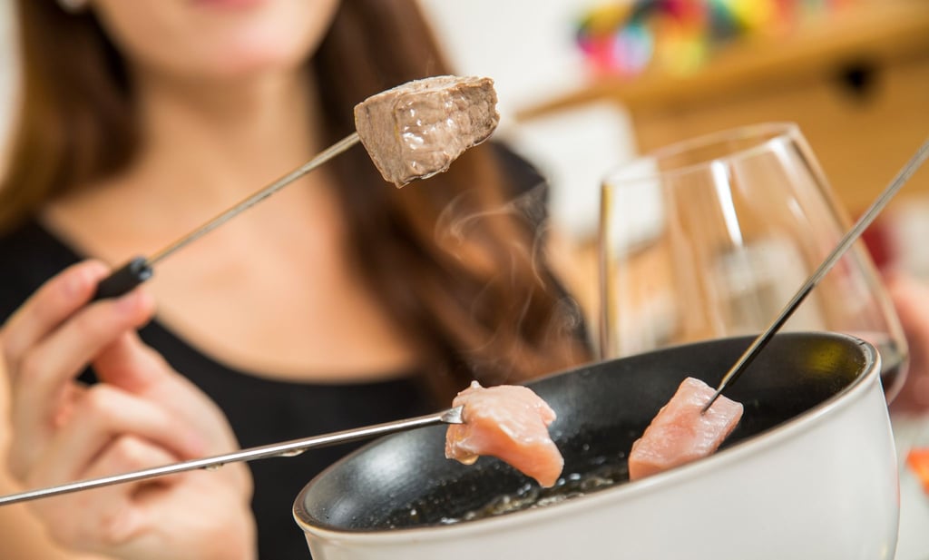 Und rein ins heiße Fett! Je nach Fondue-Variante braucht es vielleicht auch ein anderes Fonduegerät.