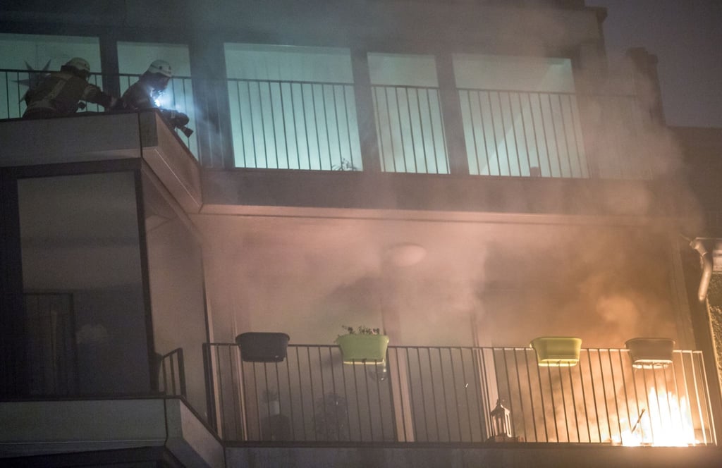 Verirrte Silvesterraketen können Gebäudebrände verursachen. Kommt es zu einem Schaden, springt die Wohngebäudeversicherung ein.