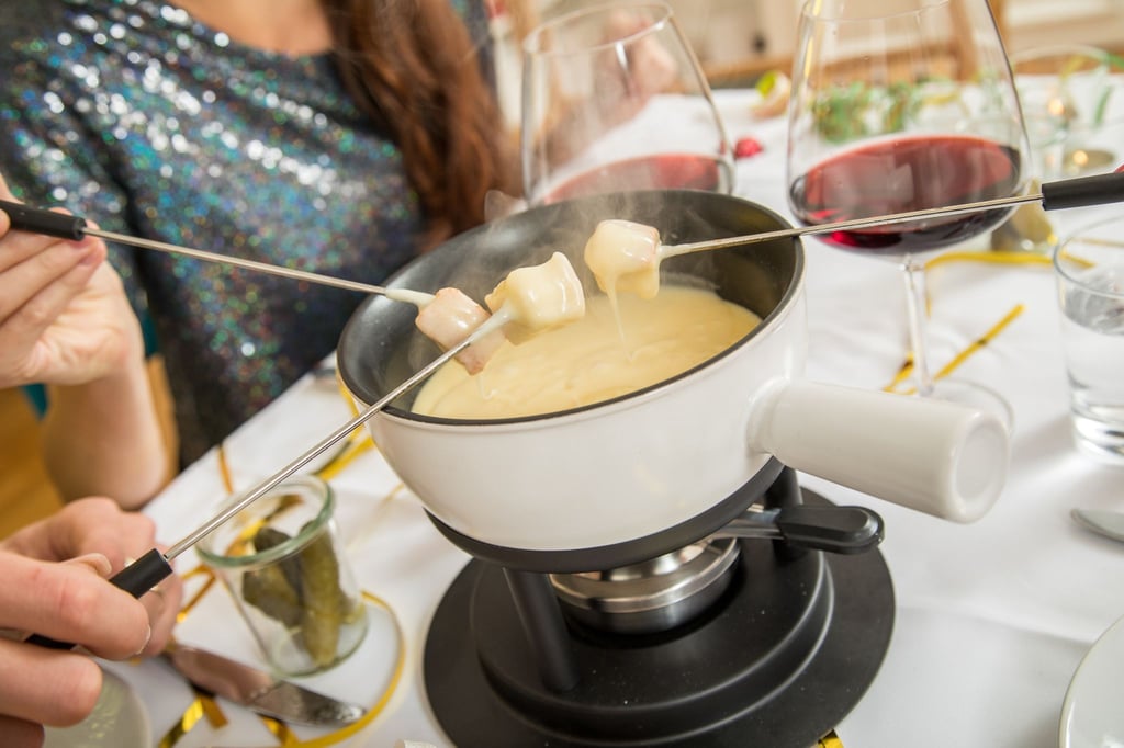 Das Schweizer Käsefondue gehört zu den Klassikern an Silvester. Aber warum nicht mal eine vegane Variante ausprobieren?