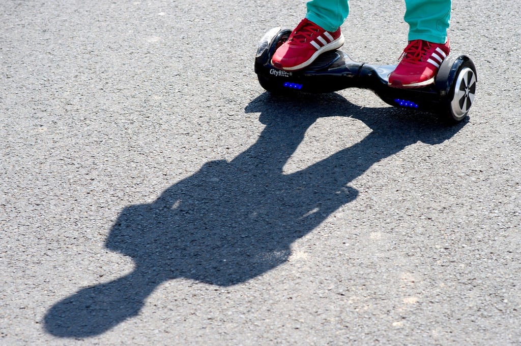 Kann schnell sehr gefährlich: Gefährte wie elektrische Hoverboards haben im Straßenverkehr nichts verloren, bei Unfällen gibt es keinen Versicherungsschutz.