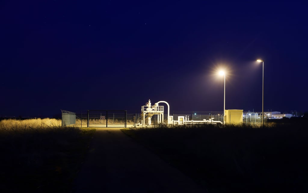 Die riesigen VNG-Gaspeicher in Bad Lauchstädt (Saalekreis) befinden sich in 700 Metern Tiefe. Sie sind aktuell noch zu 92 Prozent gefüllt. Die obertägigen Anlagen werden nachts beleuchtet.