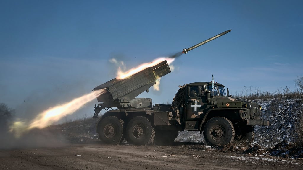 Ein Grad-Mehrfachraketenwerfer der ukrainischen Armee feuert Raketen. Die Lage an der Front rund um die umkämpfte Kleinstadt Soledar spitzt sich weiter zu.