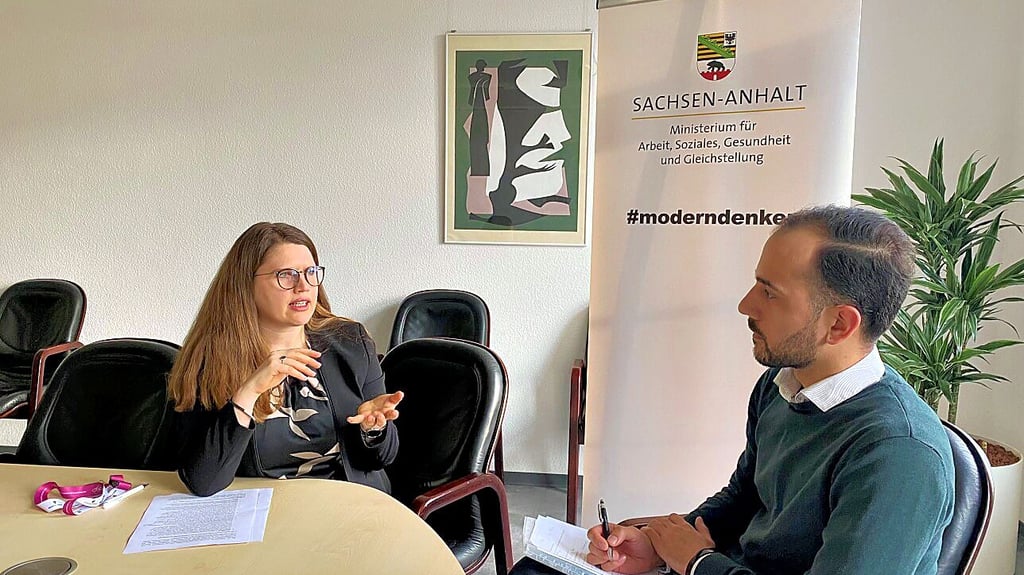 Sarah Schulze (l.), Sachsen-Anhalts neue Gleichstellungsbeauftragte, im Interview mit Raphael Irmer (Volksstimme).