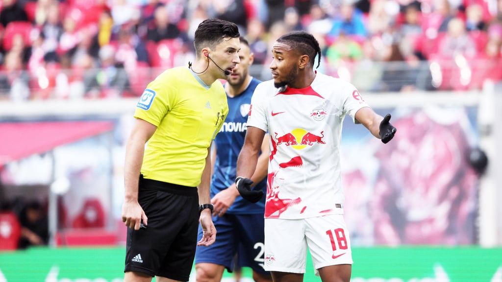 Schiedsrichter Florian Badstübner sucht das Gespräch mit RB-Star Christopher Nkunku.