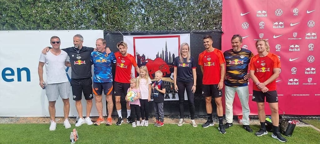 Dana Haubold (4.v.r.) mit RB-Fans, Freunden sowie Teilen des Teams und Trainer Marco Rose.