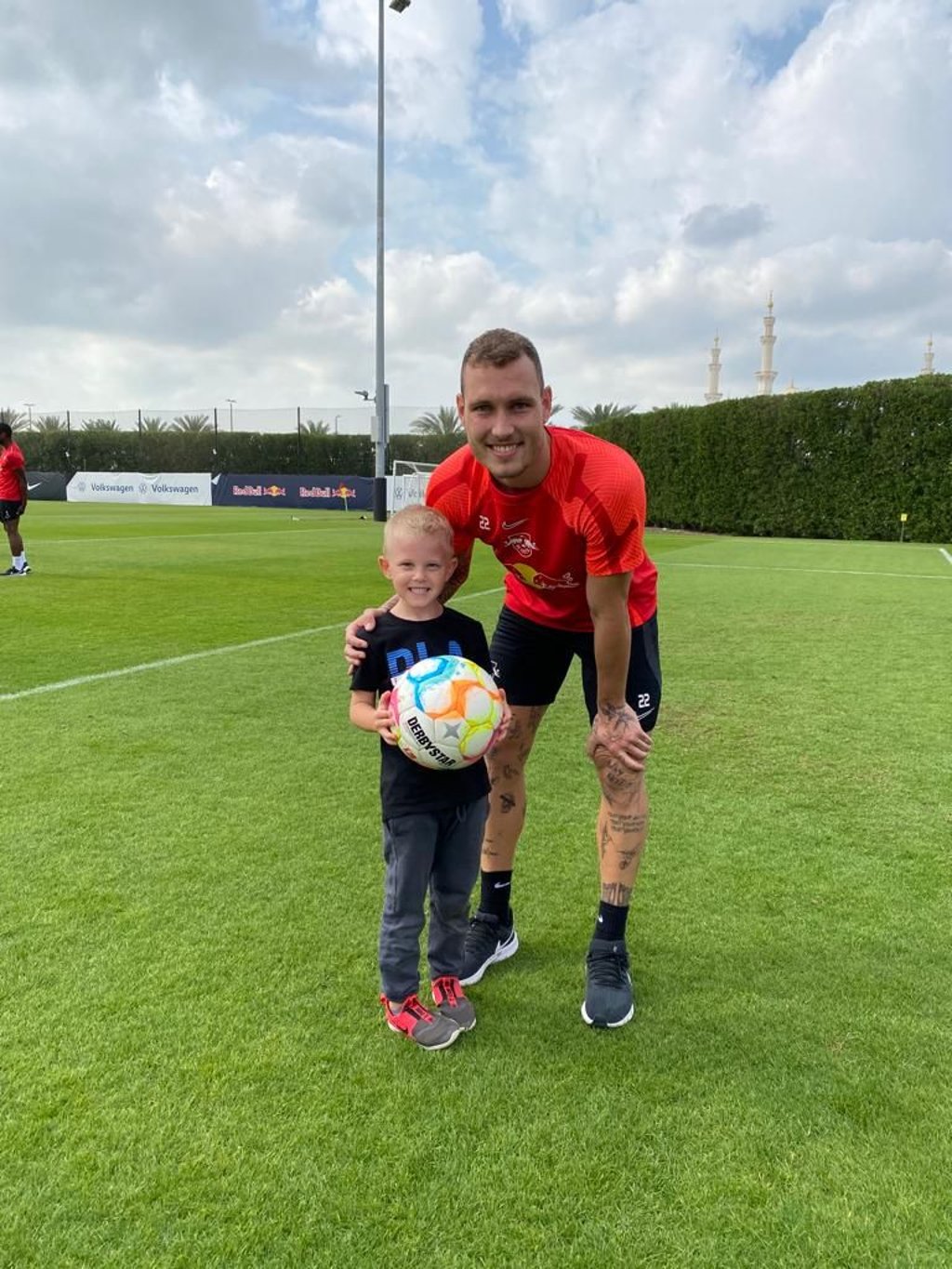 David Raum macht einen kleinen Fußball-Fan glücklich.