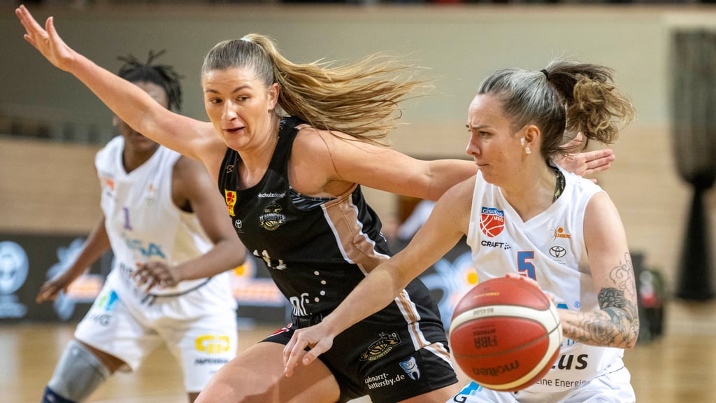 Halles neue Hoffnungsträgerin Joyce Cousseins-Smith (r.) gab im Pokal gegen Hannover ihr Debüt für den MBC.
