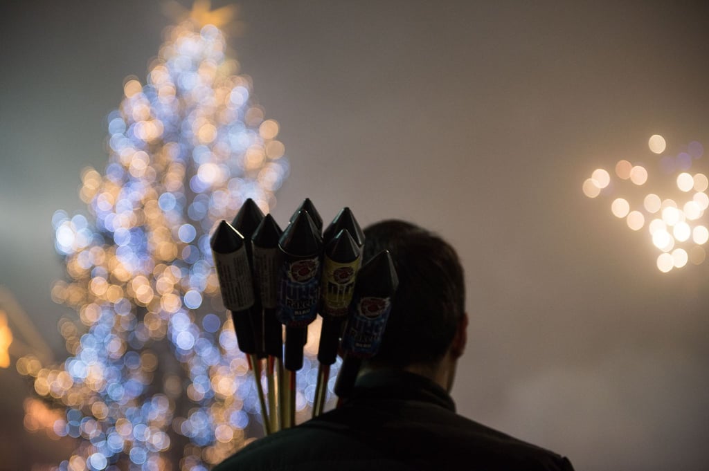 Kleine Raketen und Batteriefeuerwerk der Kategorien F1 und F2 sind in Deutschland an Silvester nach dem Sprengstoffgesetz erlaubt.