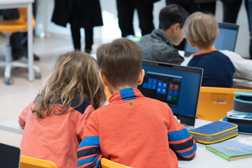 Drittklässler an einem Laptop: Über den Digitalpakt hat Sachsen-Anhalt 30.000 Notebooks für seine Schüler beschafft.