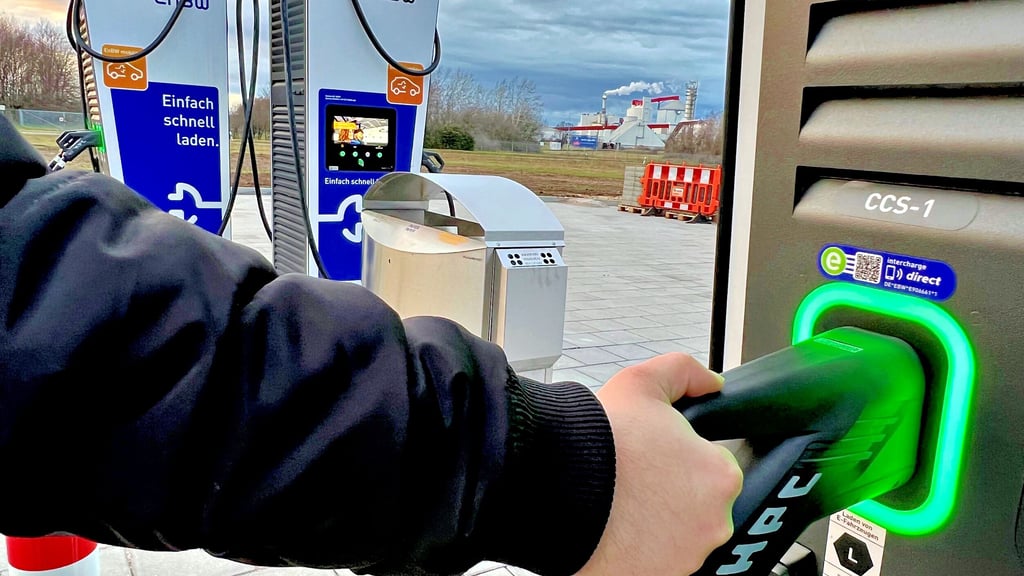 Die Elektrotankstelle mit 16 Ladesäulen am Autohof Könnern an der Autobahn 14 ist in Betrieb.