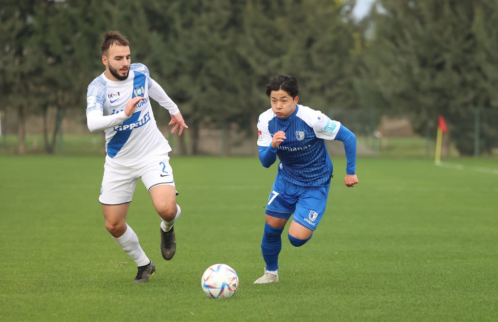 Tatsuya Ito vom 1. FC Magdeburg beim Testspiel gegen MTK Budapest. Es sollte der vorerst letzte Tag für ihn und seine Kollegen in Side werden.