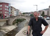Der Autor Mirko Heinemann vor einer alten Brücke in Ordu am Schwarzen Meer. Die Brücke wurde von griechischen Baumeistern errichtet. Eine Inschrift in griechischer Schrift wurde inzwischen entfernt.