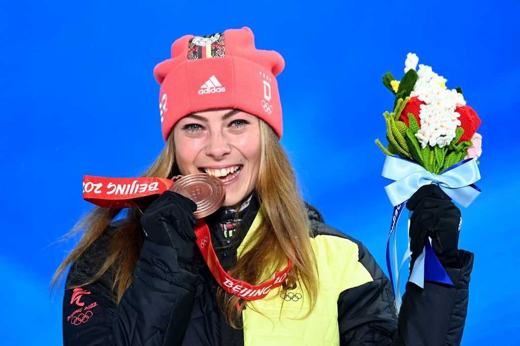 Behält ihre Olympia-Medaille: Daniela Maier jubelt über ihren dritten Platz.