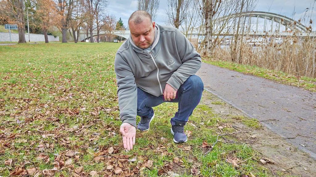 Der 35-jährige Mirco Breborowicz zeigt auf die Stelle, an der sein Hund Tatsuō etwas Unbekanntes gefressen hat. Dass es sich um Gift gehandelt hat, wurde ihm erst dann bewusst, als es es für eine Rettung zu spät war.