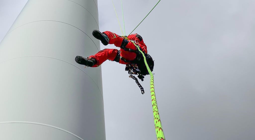 Sebastian Hartmann seilt sich rund 90 Meter in die Tiefe ab. Die Ausbildung zum Höhenretter ist speziell für Feuerwehrmänner.