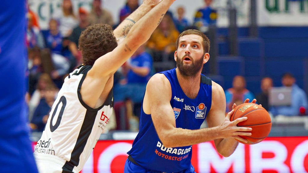 Mitchell Ballock (r.) soll unbedingt beim Syntainics MBC gehalten werden.