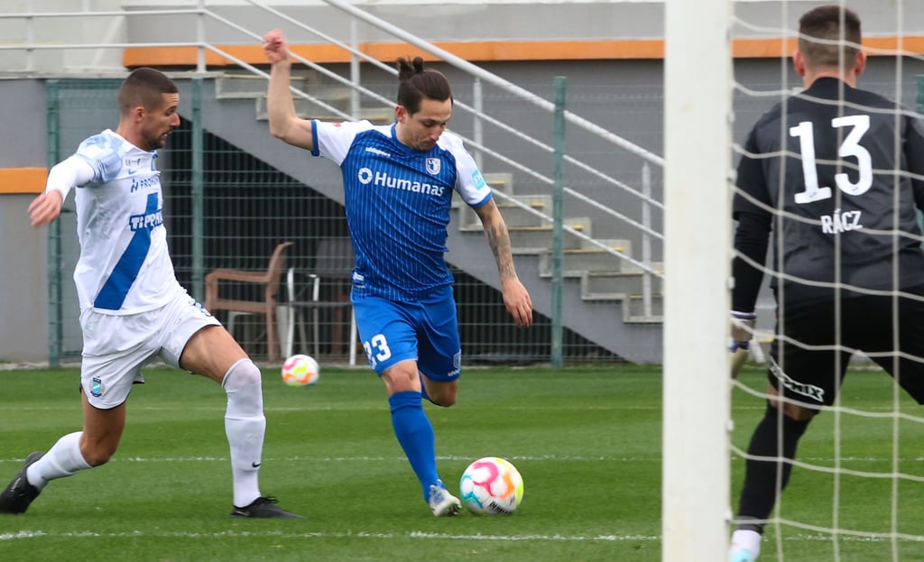 Stand beim Testspiel gegen MTK Budapest ein kleines wenig im Schatten des starken Probespielers Luc Castaignos: 1. FC Magdeburg-Kapitän Baris Atik. Er bereitete unter anderem das 1:0 vor.