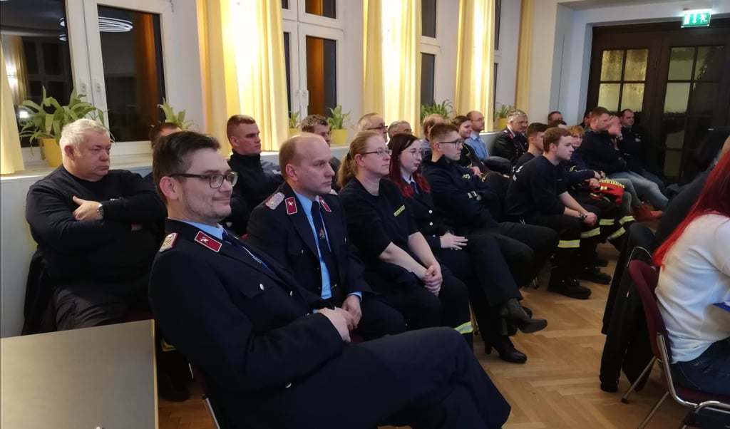 Mehr als 30 Kameraden der Gemeinde Elsteraue waren zur Sitzung des Gemeinderates am Donnerstagabend im Hyzet Klubhaus.