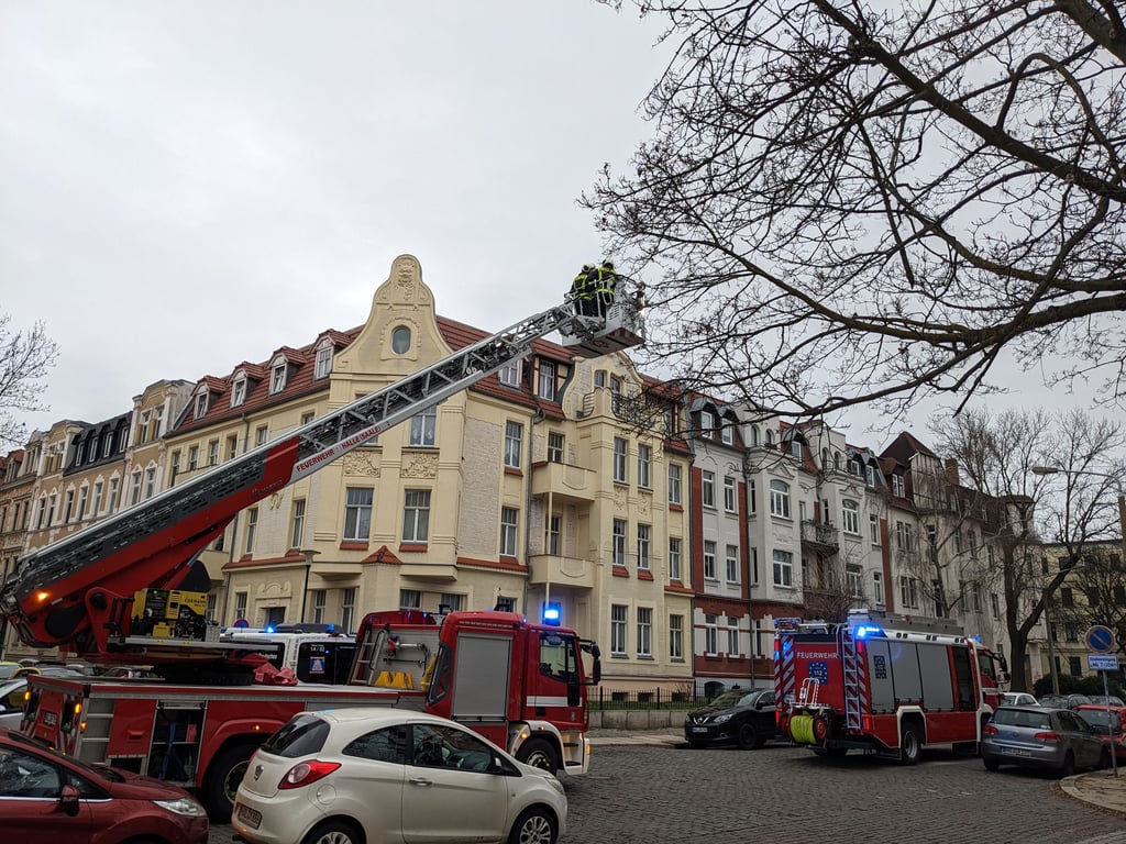 In der Südstraße in Halle maßen Einsatzkräfte der Feuerwehr mit der Drehleiter in der Höhe die Luftqualität. Mehrere Einwohner berichteten vorher von Gasgeruch in der Luft.