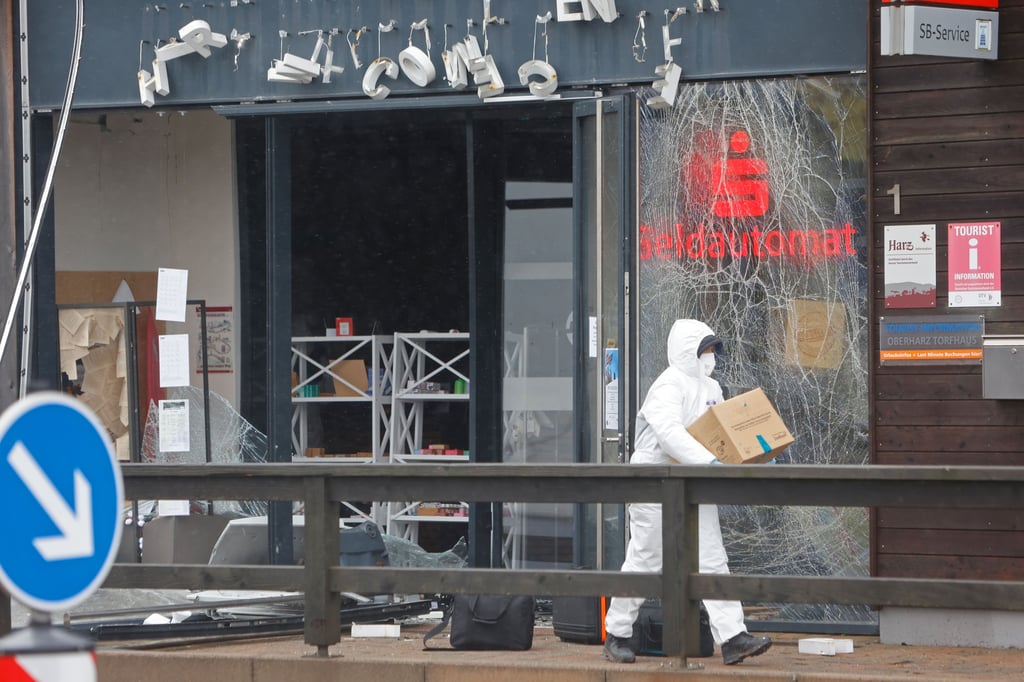 In Torfhaus im Landkreis Goslar haben drei Männer einen Geldautomaten gesprengt. Im Anschluss flüchteten sie mit einer Geisel.