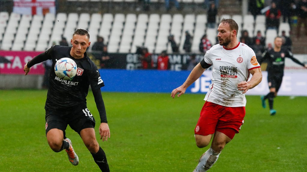 HFC-Stürmer Dominik Steczyk (l.) im Laufduell mit Essens Felix Herzenbruch.