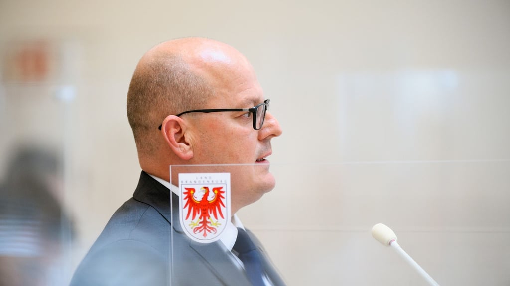 Danny Eichelbaum (CDU) stellt während der Landtagssitzung eine Frage.