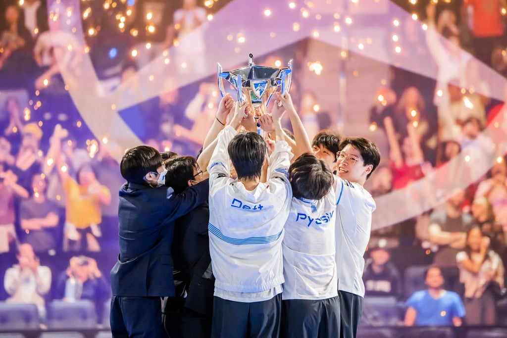 Nach einem Thriller-Finale gegen T1 jubelt DRX über den unerwarteten Triumph bei den LoL Worlds.