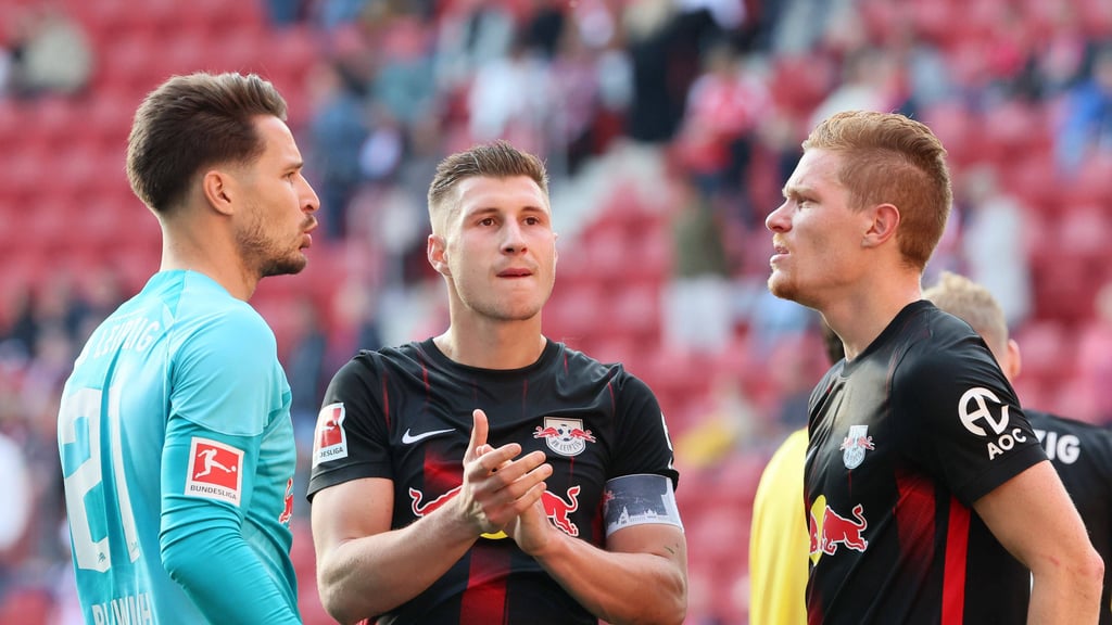 Janis Blaswich spricht mit Willi Orban und Marcel Halstenberg
